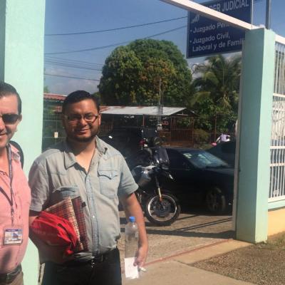 Dos hombres de pie sonriendo