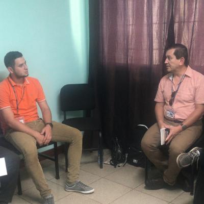Cuatro hombres sentados