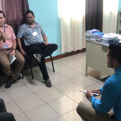 Cuatro hombres sentados en la oficina