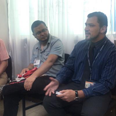 Tres hombres discutiendo