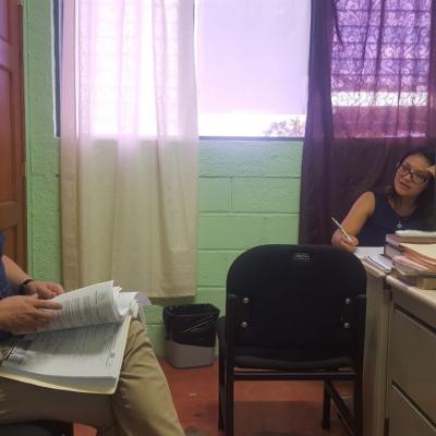Dos personas sentadas en la oficina