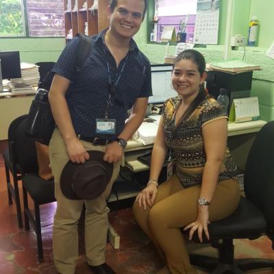 Hombre y mujer en la oficina sonriendo 