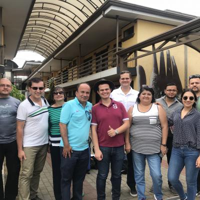 Equipo de trabajo de pie sonriendo