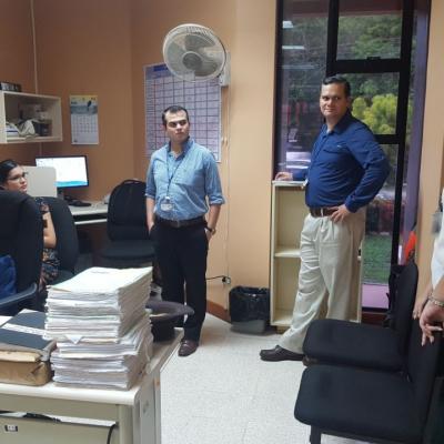 Cinco personas en la oficina