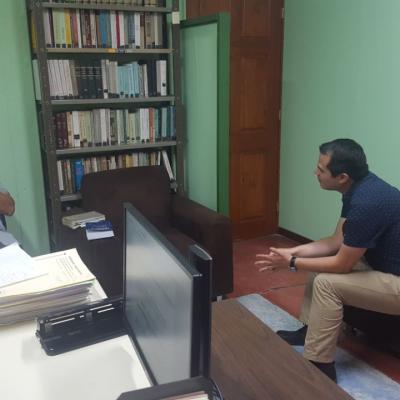 Dos hombres sentados dialogando