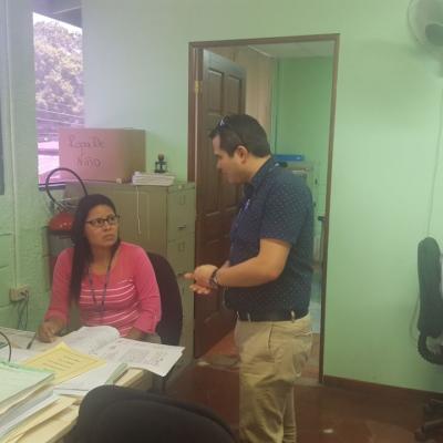 Dos hombres y una mujer en la oficina