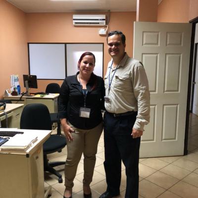 Hombre y mujer de pie