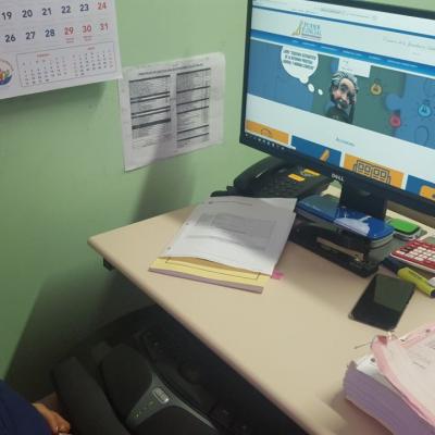 Mujer utilizando la computadora en su oficina