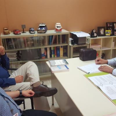 Tres personas sentadas en la oficina