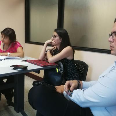 Tres personas sentadas en la oficina