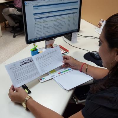 Mujer leyendo un documento en su escritorio