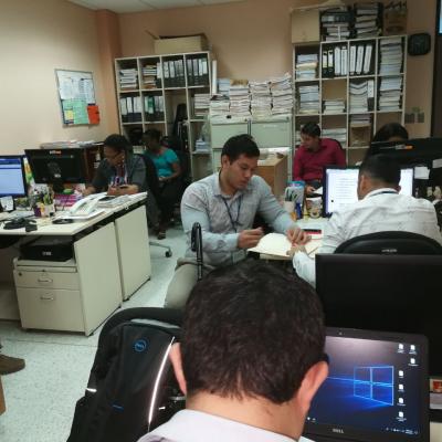 Equipo de trabajo reunidos en la oficina