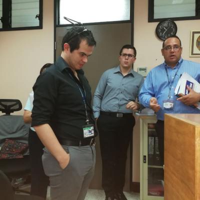 Tres hombres de pie en la oficina 