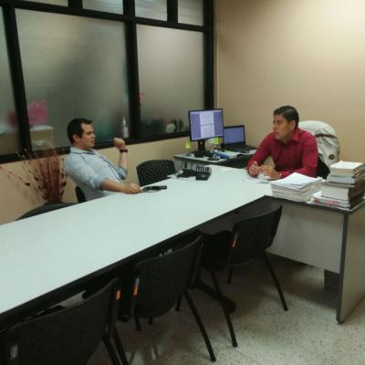 Dos hombres dialogando en la oficina