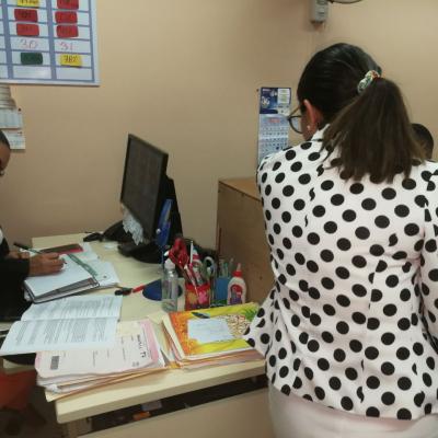 Dos mujeres trabajando en la oficina