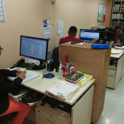 Personal trabajando en la oficina