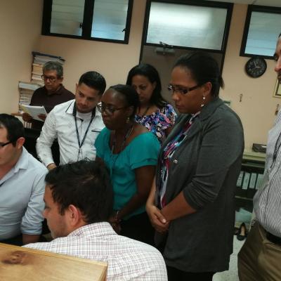 Trabajadores reunidos en la oficina