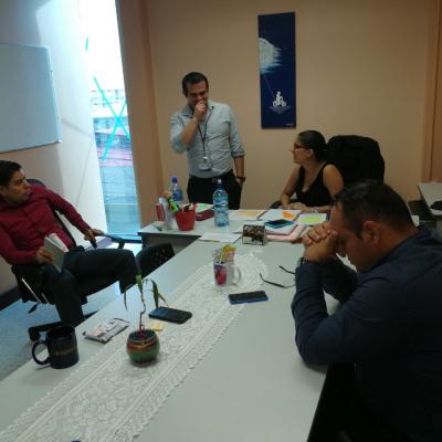 Equipo de trabajo en una reunión