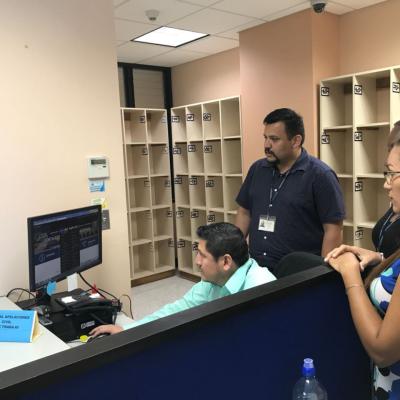 Cuatro personas observando un monitor