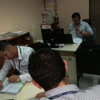 Tres hombres trabajando en la oficina