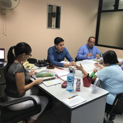 Equipo de trabajo en la oficina