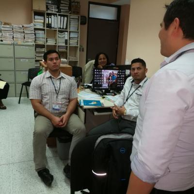 Hombre exponiendo frente a sus compañeros de trabajo