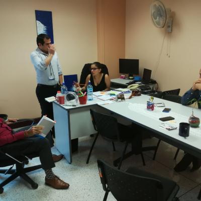 Personas reunidas en la oficina