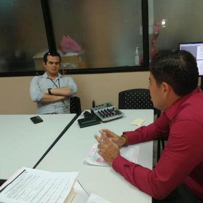 Dos hombres sentados en la oficina