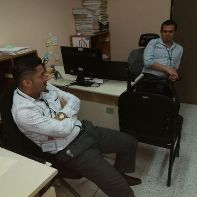 Dos hombres dialogando en la oficina