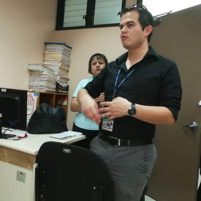 Tres personas de pie en la oficina 