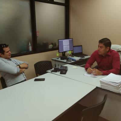 Dos hombres dialogando en la oficina