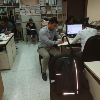 Dos hombres sentados en su oficina trabajando 