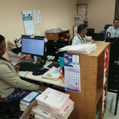 Personal trabajando en sus oficinas
