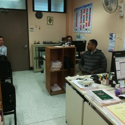 Equipo de trabajo reunidos en la oficina