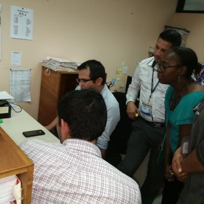 Equipo de trabajo observando una computadora
