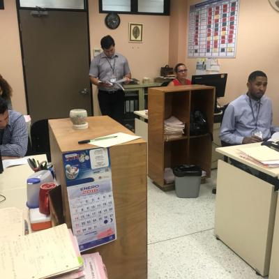 Grupo de personas observando una computadora en la oficina