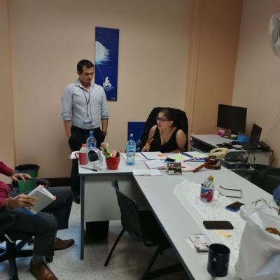 Grupo de personas hablando en la oficina