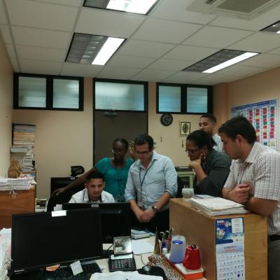 Grupo de personas observando una computadora 