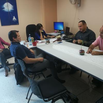 Equipo de trabajo en una reunión