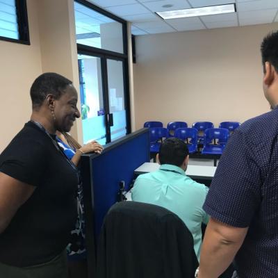Personas reunidas en la oficina 