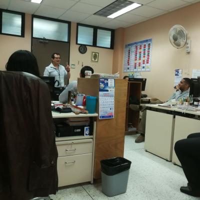 Hombre exponiendo frente a sus compañeros de trabajo