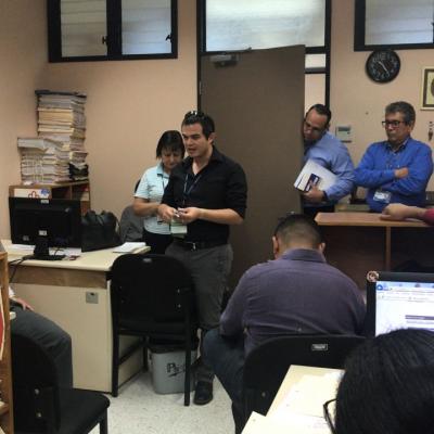 Hombre capacitando al equipo de trabajo