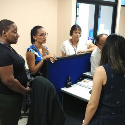 Equipo de trabajo observando una computadora