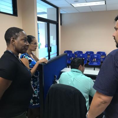 Personas reunidas en la oficina 