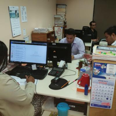 Personal trabajando en sus oficinas