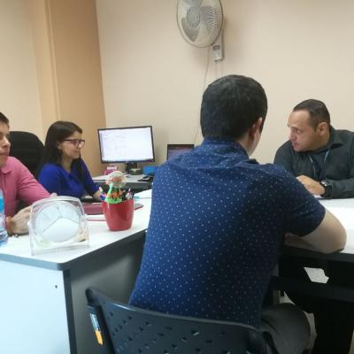 Personas sentadas dialogando