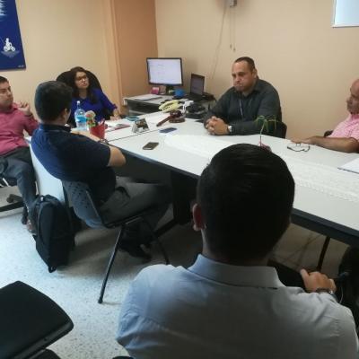 Grupo de personas sentadas dialogando