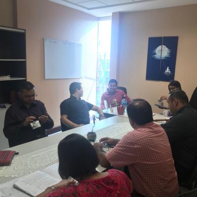 Equipo de trabajo en una reunión
