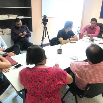 Equipo de trabajo en una reunión