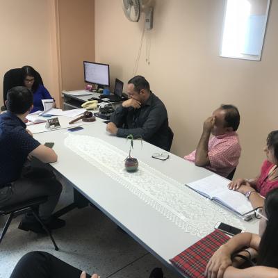 Equipo de trabajo en una reunión